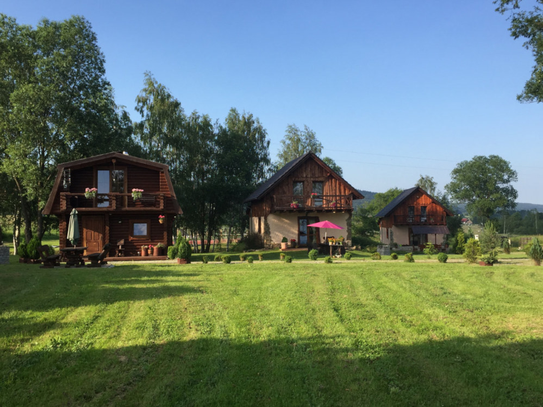 Całoroczne domki w kotlinie jeleniogórskiej u stóp Karkonoszy. Basen, jacuzzi, kort tenisowy, plac zabaw.